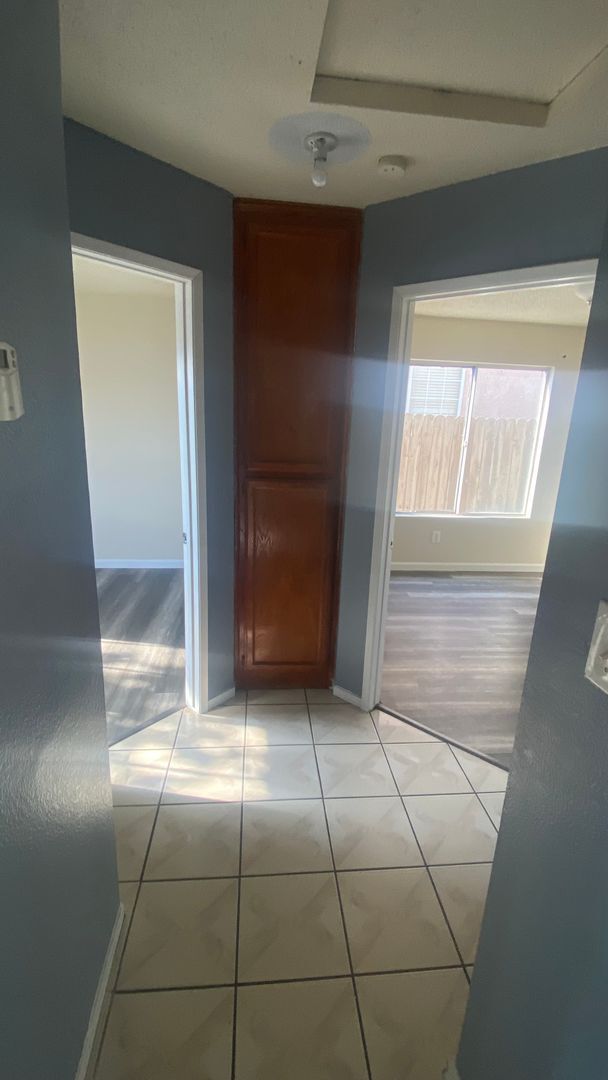 Building Photo - Enchanting Delano property just minutes fr...