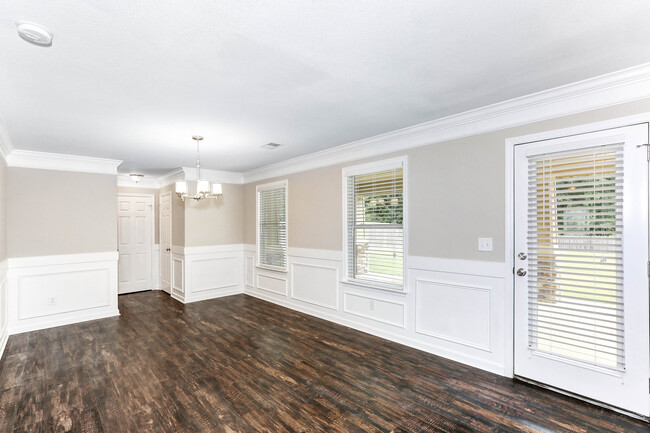 Building Photo - Large Updated 3 Bed / 2.5 Bath Home