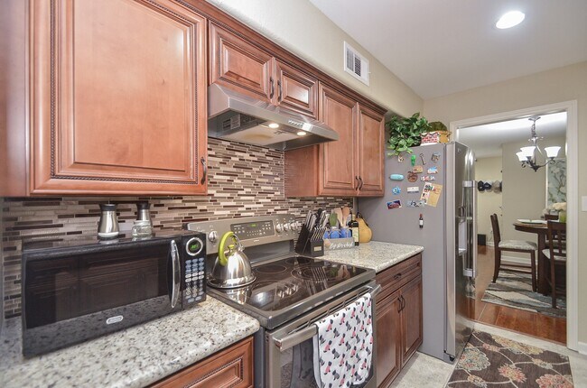 Building Photo - 10264 Briar Forest Dr