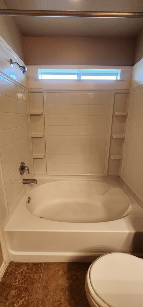 Building Photo - Beautiful 3 Bed, 2 Bath Duplex in Clear Creek Area - Viewable Now
