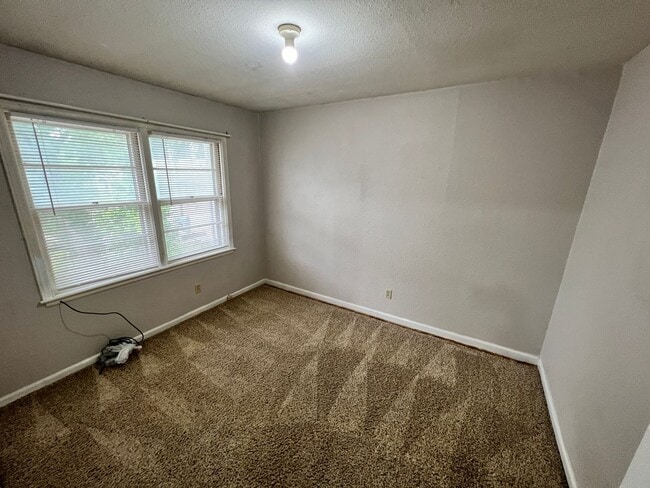 Building Photo - Updated 4 Bed, Across from KSU! Available Aug 1, 2026!