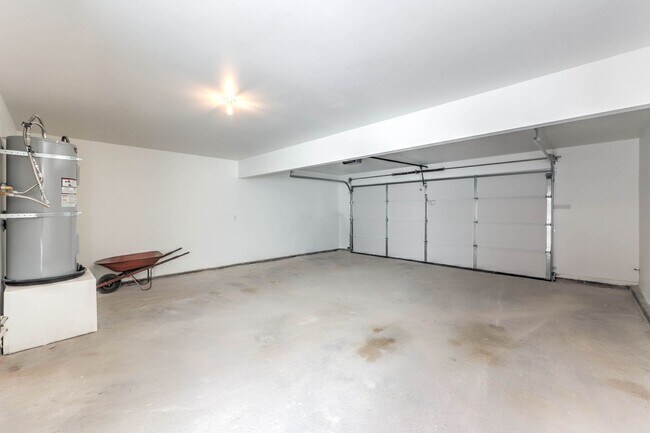 Building Photo - Huge one bedroom condo close community pool and tennis courts.