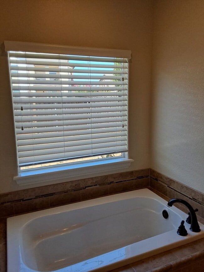 Building Photo - 4 bed / 2 bath with outdoor entertaining area