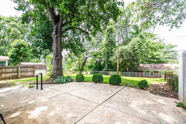 Building Photo - Lovely 3 Bedroom 1 Bathroom Home