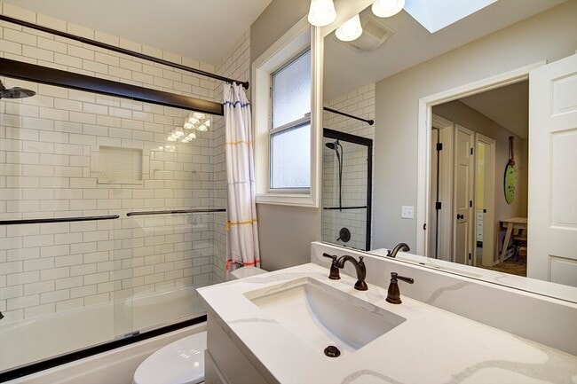Building Photo - 5Bd/3.5Ba Newcastle House