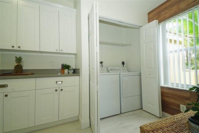 Building Photo - 1690 Zenith Way