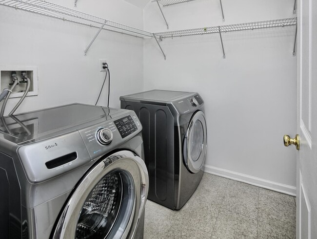 Building Photo - 326 Midland Ct