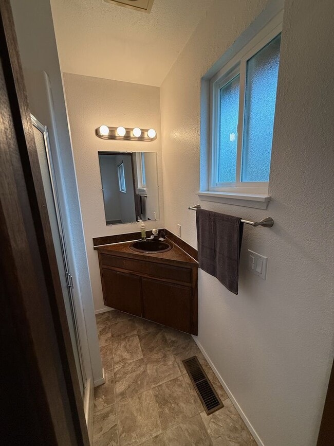 Building Photo - Gorgeous 4 bedroom home on corner lot in B...