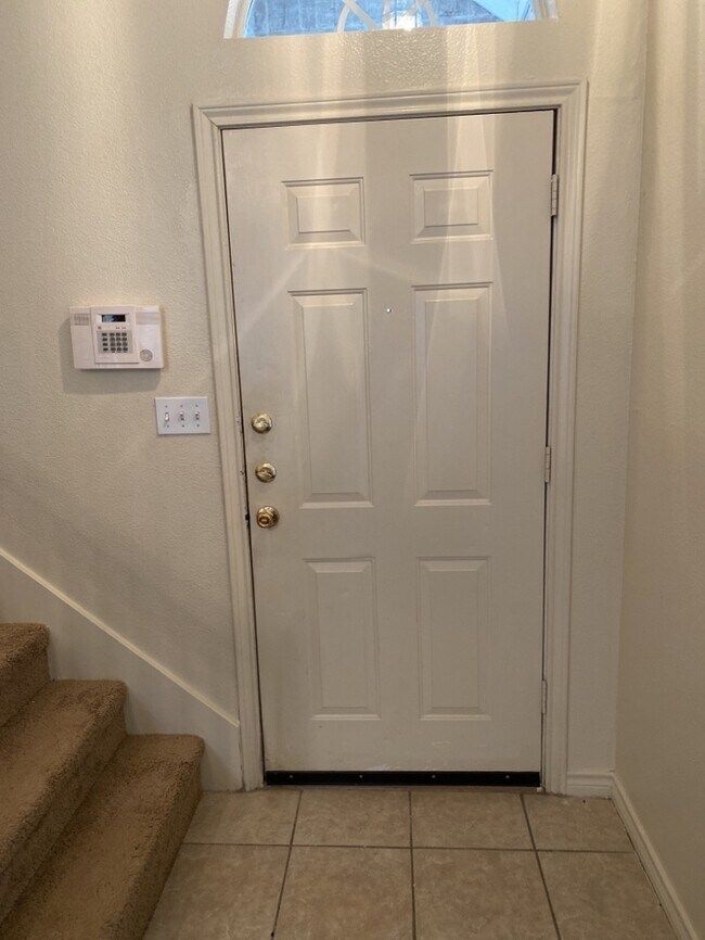 Building Photo - Townhome 3/2/2 in Arlington