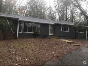 Building Photo - Large 3 bedroom home in East Ridge - Avail...