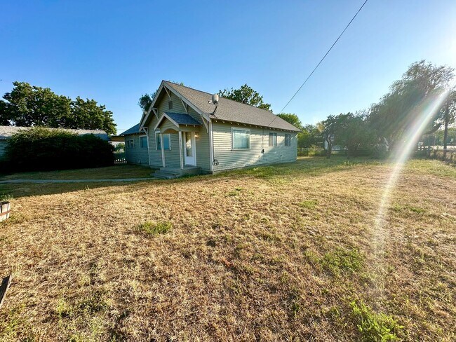 Building Photo - 2 Bedroom 1 Bathroom Home with Acreage in ...