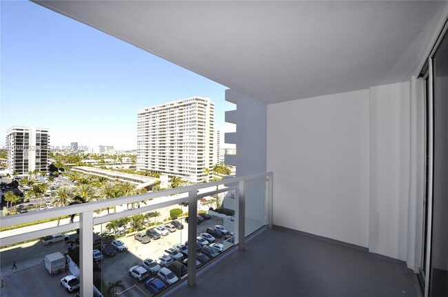 Building Photo - 2030 S Ocean Dr