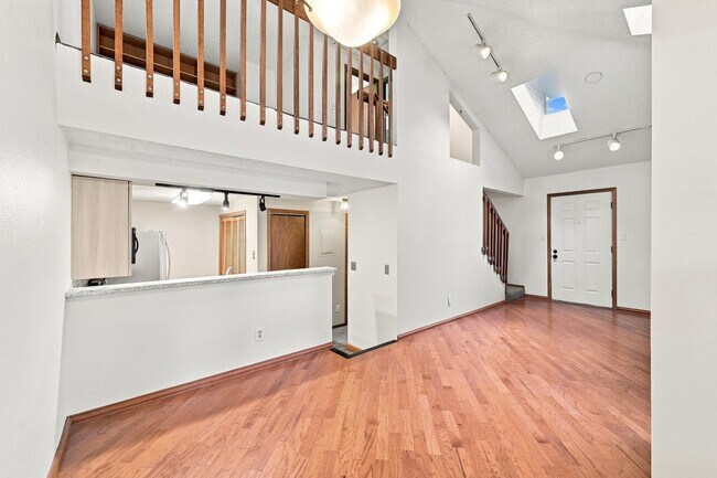 Building Photo - 3 bed, 3 full bath - perfect for roommates!
