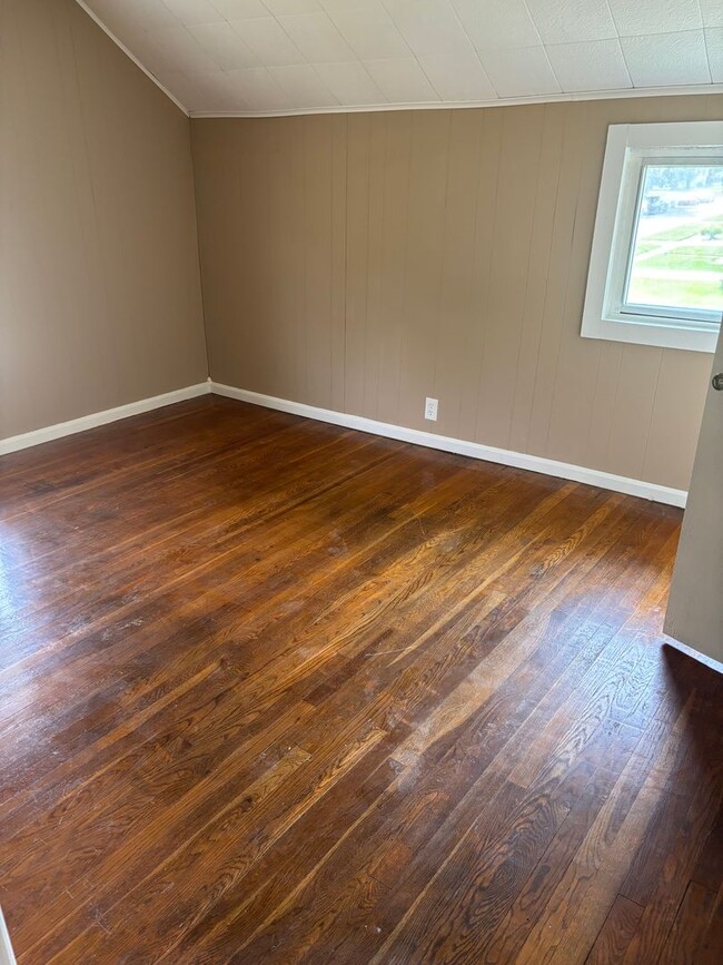 Building Photo - Section 8 welcome, 4bd 2 bath