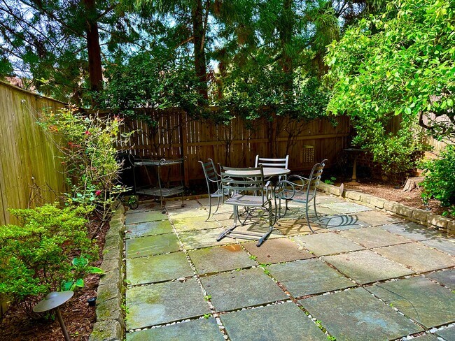 Building Photo - Sutton Place - 3 beds 2.5 baths!  Parking!...