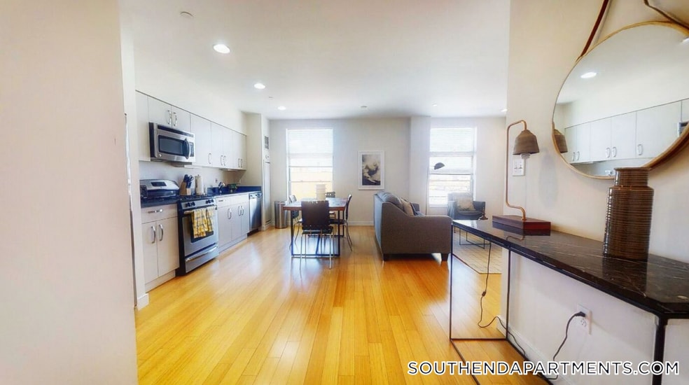 Building Photo - 601 Albany St