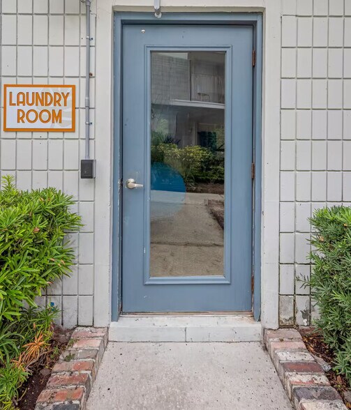 Building Photo - 4307 W Kennedy Blvd