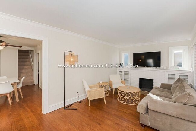 Building Photo - Charming, impeccably clean and maintained ...