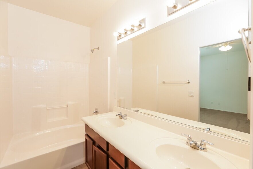 Building Photo - 4945 W Fawn Dr