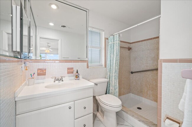 Building Photo - 17 Country Club Rd