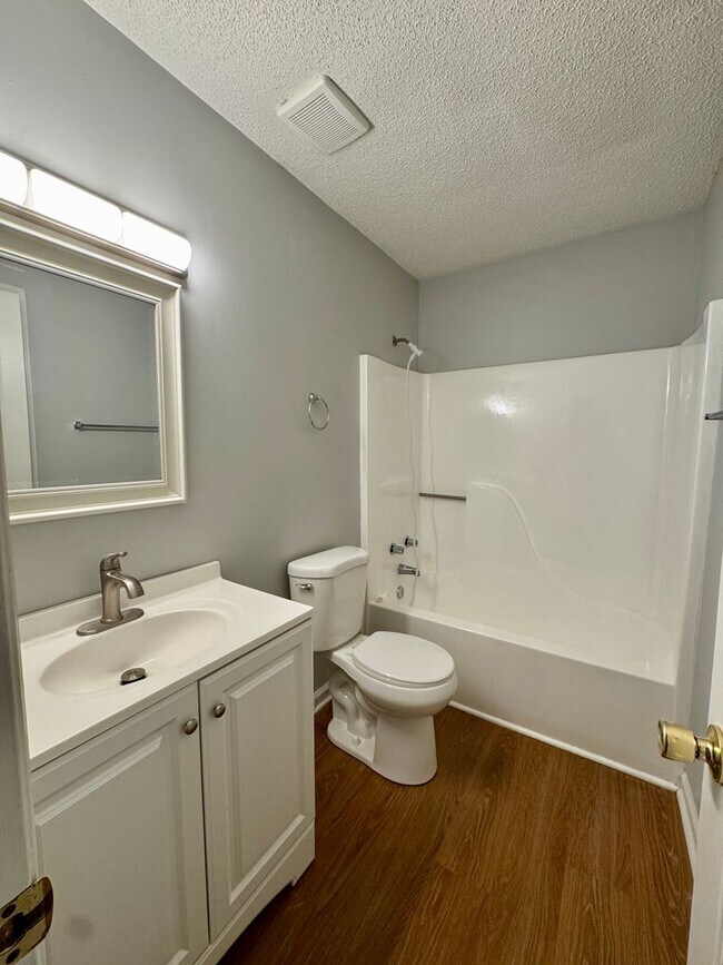 Building Photo - 4 Bedrooms/2 Bath Ranch Home!