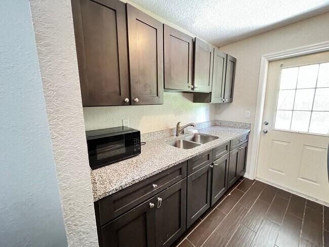 Building Photo - 2BD & 1 BA - Where Charm Meets Comfort: Yo...