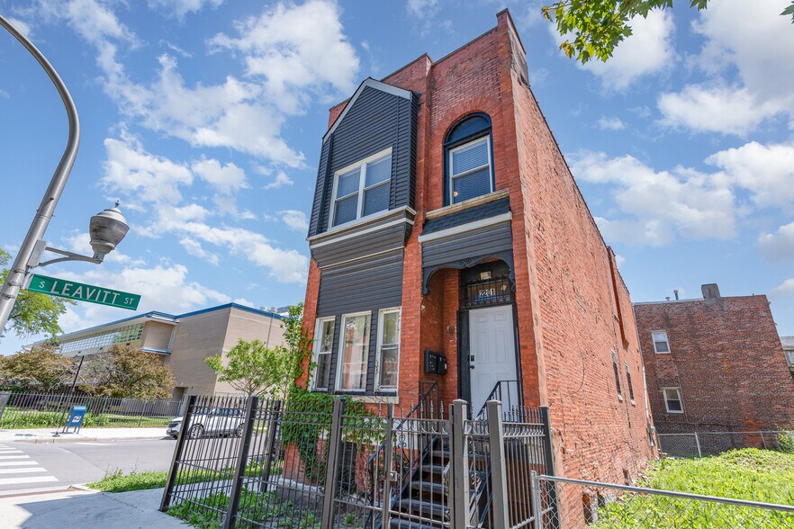 Building Photo - 2201 W Monroe St