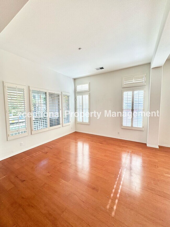 Building Photo - Ready to move in 4 bedroom 4 bath home!