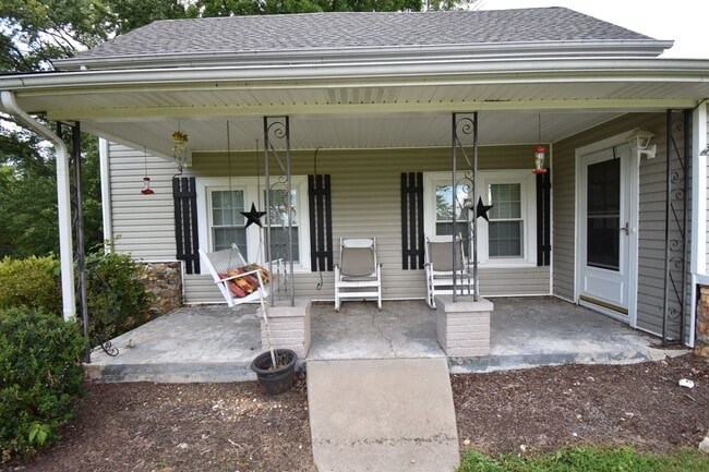 Building Photo - 2 Bedroom Home For Rent in The County!