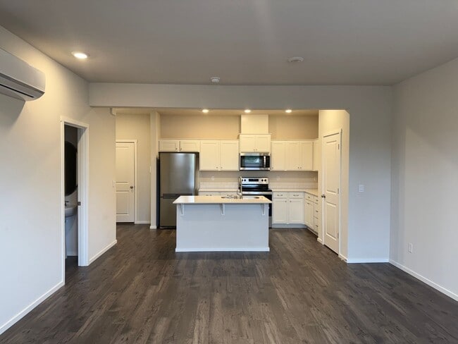 Building Photo - Gorgeous 2 Bedroom Townhome with 2 Car Gar...