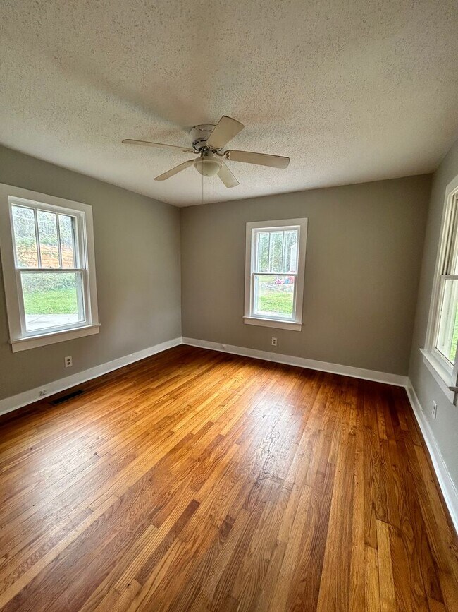 Building Photo - Charming 2 Bed, 1 Bath, Attached Carport a...