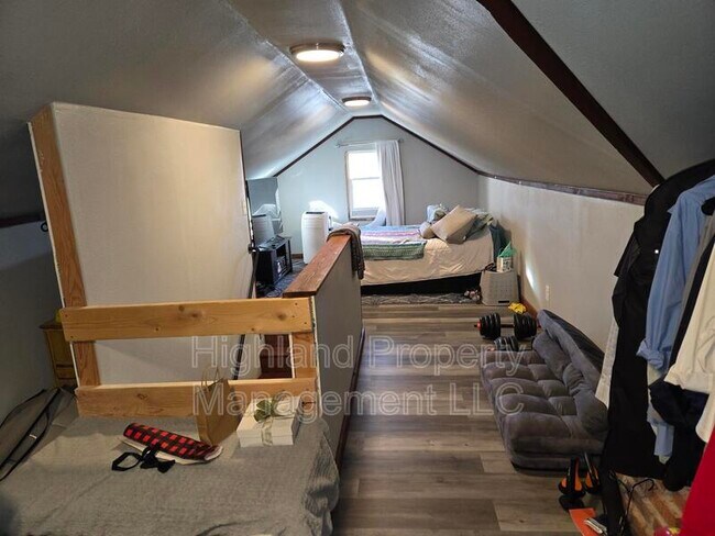 Building Photo - 1160 NE Lake St