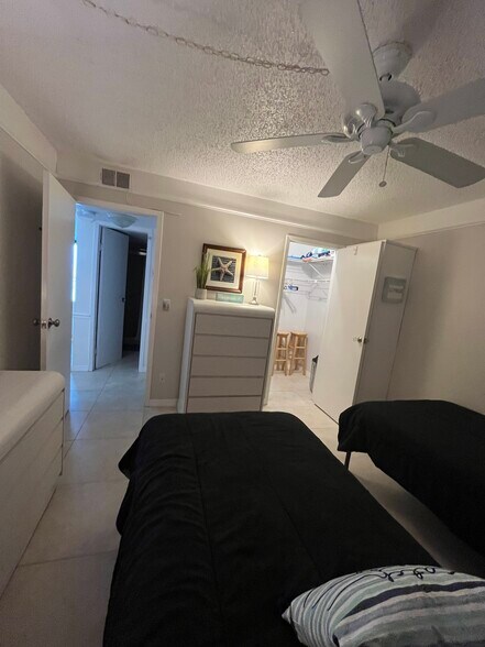 Building Photo - 10102 S Ocean Dr
