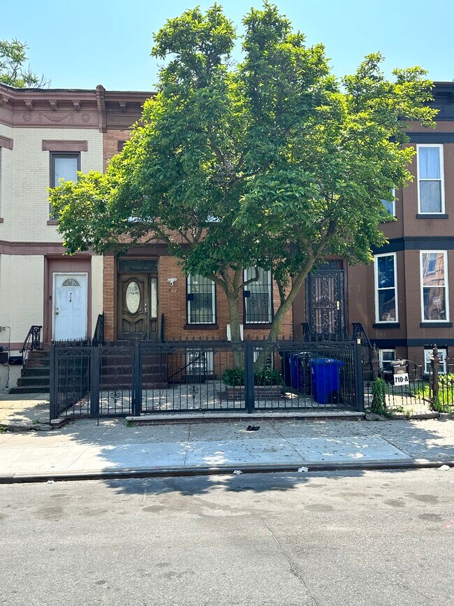 Building Photo - 712 Lexington Ave