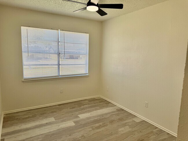 Building Photo - Updated 3/1.5 with Bonus Room in North by Northwest!