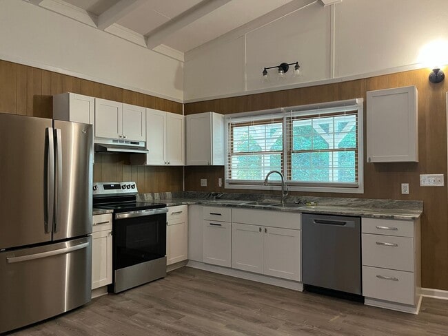 Building Photo - Spacious 4 Bedroom 2 bath home in Pawley's...
