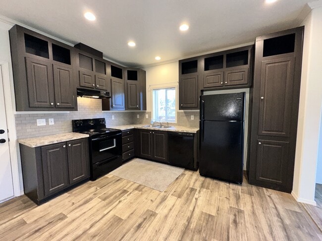 Building Photo - 834 Teal Ct SE