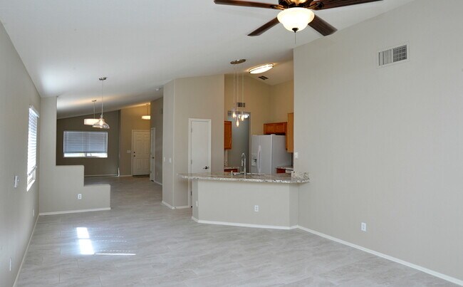 Building Photo - All tile 4 bedroom home in Oro Valley!