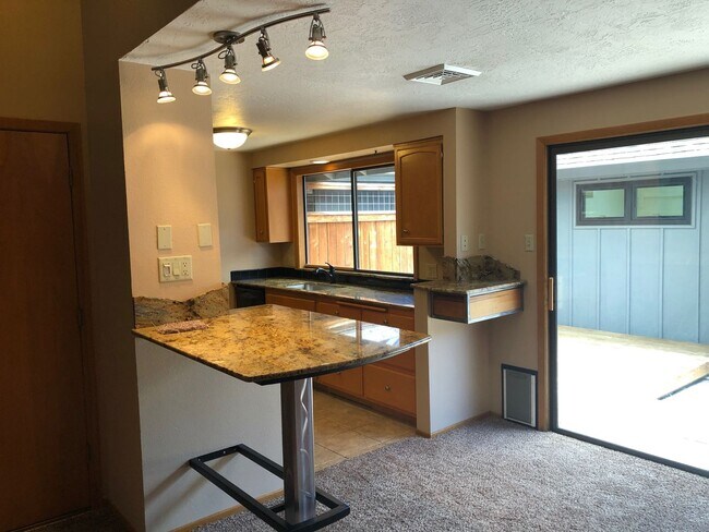 Building Photo - 2-bedroom 2-bathroom duplex with 2 garages in Eugene!