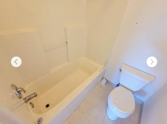 Building Photo - Spacious upper 3-bedroom unit with 2 full ...
