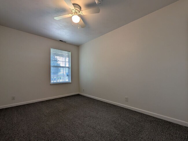 Building Photo - Great 3 Bedroom, 2-Bath Home With 2 Separate Living Rooms!