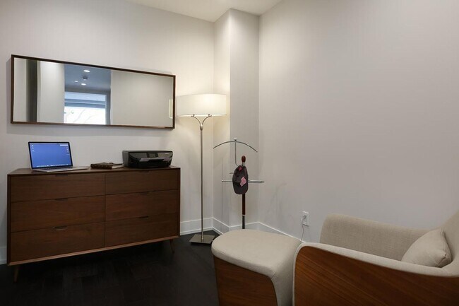 Building Photo - Stunning Ultra-Spacious 3 bed - 3.5 bath Condo in Fabulous Beverly Hills