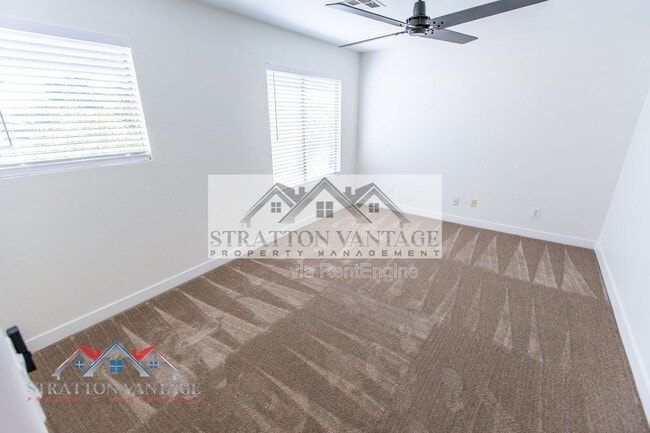 Building Photo - 484 E Cheyenne Rd