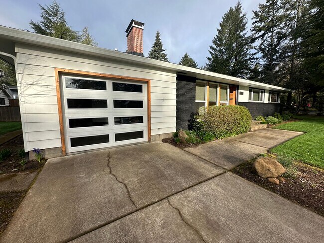 Building Photo - GORGEOUS RANCH STYLE HOME ON HUGE MANICURED LOT IN GARDEN HOME IN SW PORTLAND