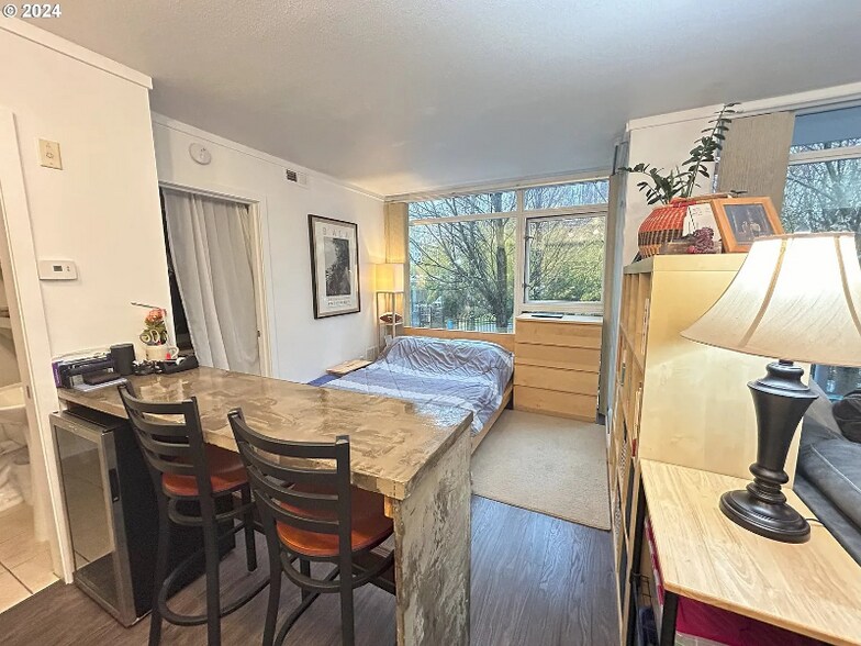 Building Photo - 533 NE Holladay St