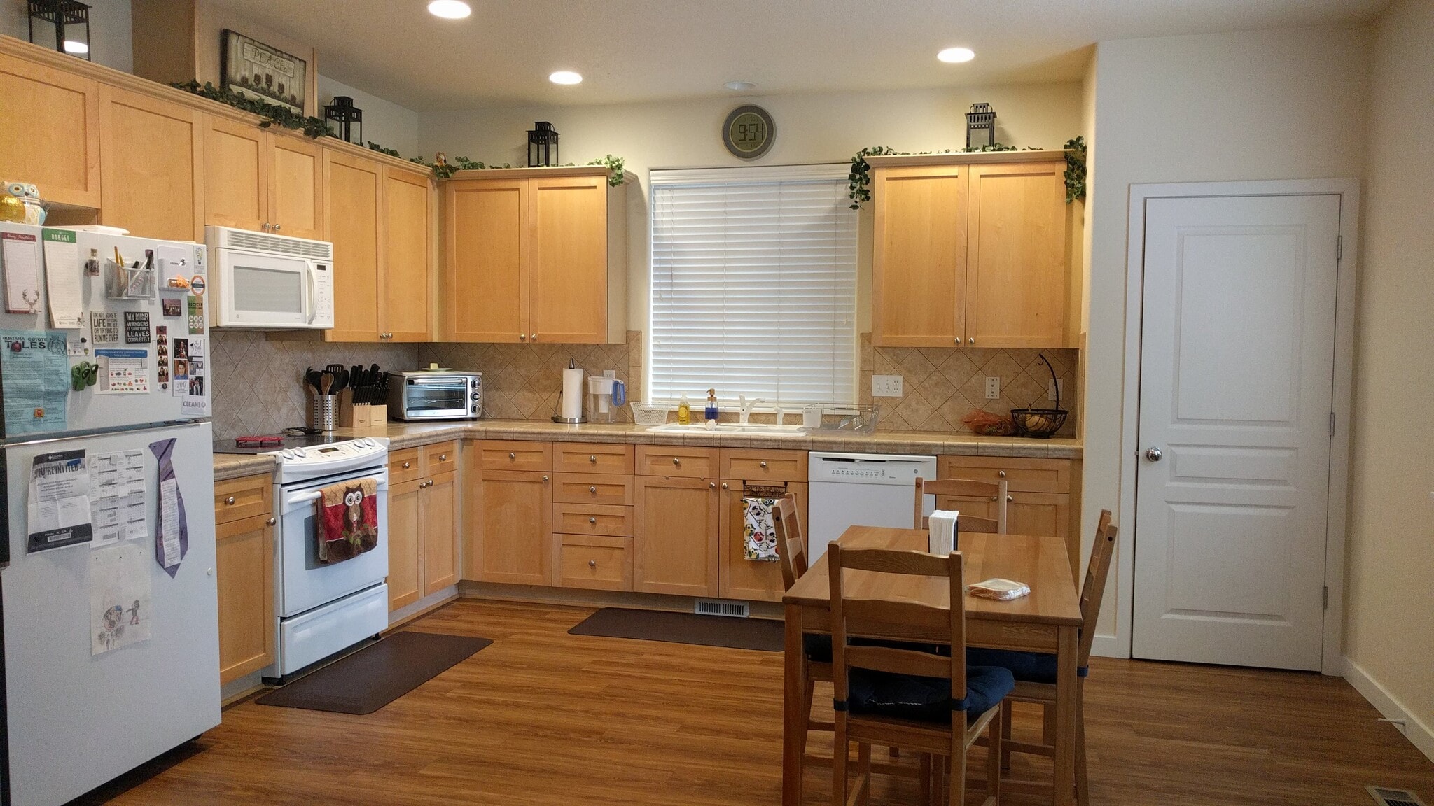 Kitchen and nook - 325 NW 209th Ave