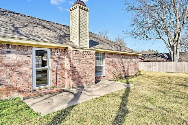 Building Photo - 3205 Village Park Dr