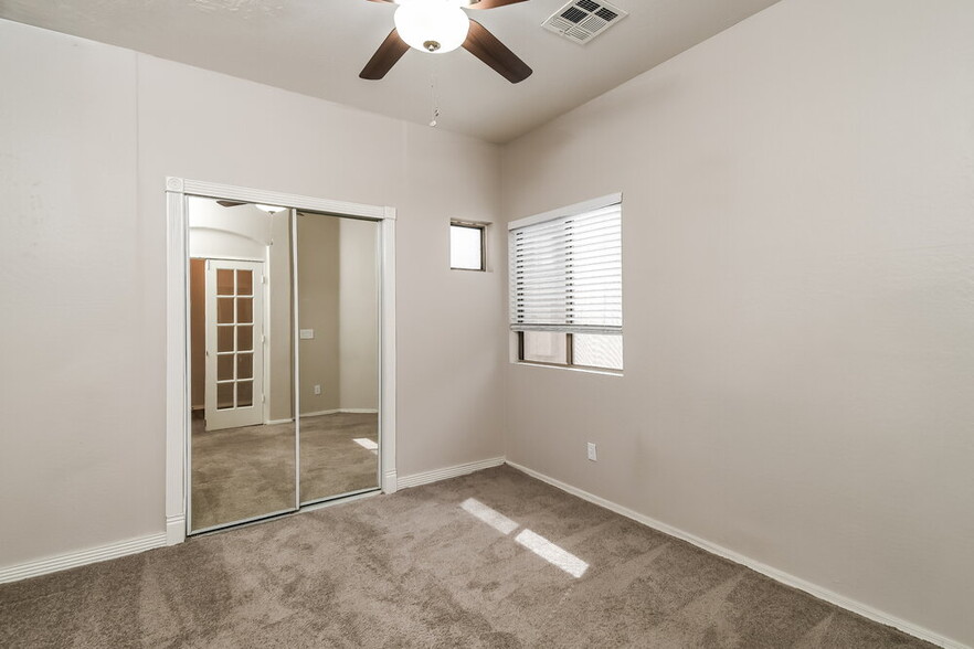 Building Photo - 1060 S Amandes