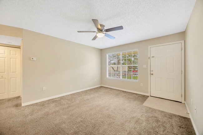 Building Photo - Lake Parsons Green