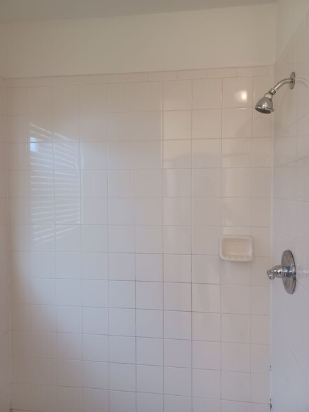 Building Photo - 3/2.5 Townhouse in a Family Friendly Community with Amenities Galore TENANT OCCUPIED UNTIL 4/30